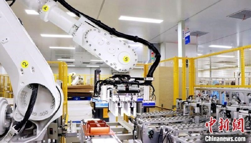 圖為資料圖，海辰儲(chǔ)能自動(dòng)分檔打包機(jī)器人。?曾欣平供圖